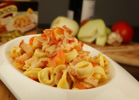 Tortellini al formagio con salsa de tomate y tocino pastas monticello 