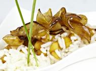 Arroz con manzana caramelizada.