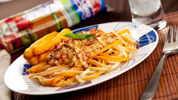 Spaghetti verduras Doria con crema de cebolla y yuquitas fritas 