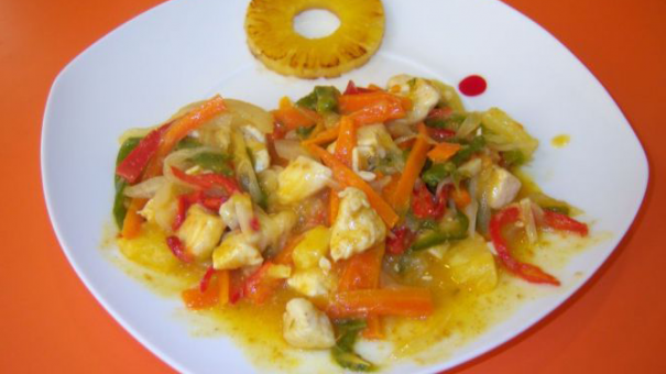 Salteado de verduras con piÑa y pollo al curry