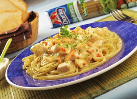 Spaghetti de espinaca doria y guiso con pollo