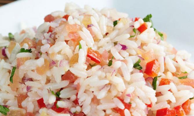 Ensalada fría de arroz con vegetales