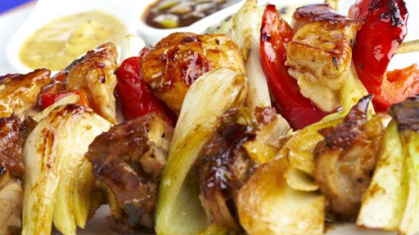 Pinchos de pollo con verduras (yakitori)